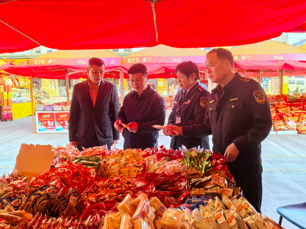 嚴(yán)監(jiān)管，護(hù)年味 柳州市場(chǎng)監(jiān)管筑牢食用農(nóng)產(chǎn)品批發(fā)安全防線